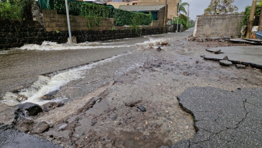 Voragine in una strada dopo l'esondazione di un fiume ad Altarello, frazione di Riposto, Catania, 13 novembre 2024. ANSA / ORIETTA SCARDINO