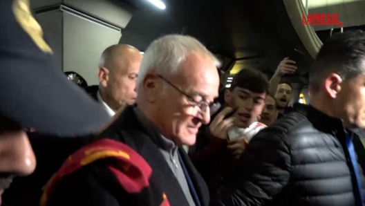 (La Presse) E’ atterrato in perfetto orario l’aereo che portava Claudio Ranieri a Roma. Ad attenderlo a Fiumicino un centinaio di tifosi che hanno letteralmente assaltato il mister di San Saba. Su di lui pesano le speranze di tutti i tifosi giallorossi giunti al terzo allenatore della stagione. Ranieri per nulla sopreso non si è tirato indietro di fronte al muro di tifosi che lo abbracciava e gli urlava di tutto. Il tecnico si è prestato a foto e selfie visibilmente soddisfatto del suo ritorno a casa. Tra i tanti fan anche Flavio Cobolli, tennista italiano trentesimo nel ranking Atp ma soprattutto gran tifoso romanista. Il primo che il mister ha voluto abbracciare è stato proprio lui.