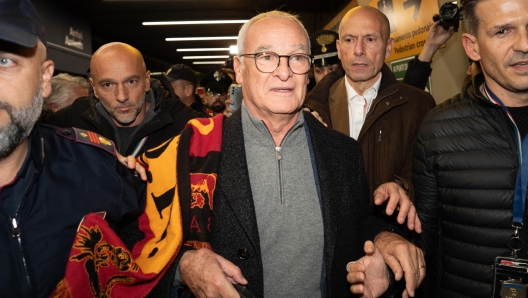 Claudio Ranieri é rientrato a Roma dopo il blitz di Londra che ha portato alla firma sul contratto. Raggiunto l'accordo con i Friedkin fino al 30 giugno 2025, guiderà la squadra giallorossa in seguito all'esonero di Ivan Juric. Per domattina é attesa l'ufficialità, mentre nel pomeriggio guiderà il primo allenamento. Ad attenderlo a Fiumicino centinaia di tifosi per un vero e proprio bagno d'amore. Un entusiasmo alle stelle e travolgente quello che ha ricevuto all'uscita del Terminal 3 a Fiumicino. ///// The new coach of AS Roma, Claudio Ranieri, as he arrives at the "Leonardi da Vinci" airport in Fiumicino, near Rome, Italy, 13 November 2024. ANSA/TELENEWS