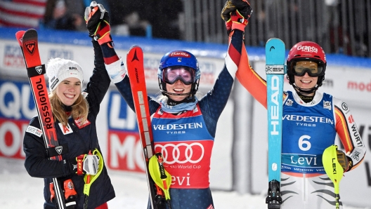 Winner USA's Mikaela Shiffrin (C), second placed Austria's Katharina Liensberger (L) and third placed Germany's Lena Duerr celebrate after after the women's slalom event during the FIS Alpine Skiing World Cup in Levi, Finland on November 16, 2024. (Photo by Jussi Nukari / LEHTIKUVA / AFP) / Finland OUT