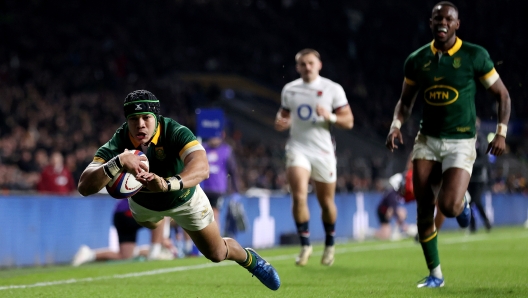 LONDON, ENGLAND - NOVEMBER 16: Cheslin Kolbe of South Africa dives to score his team's fourth try during the Autumn Nations Series 2024 match between England and South Africa at the Allianz Stadium on November 16, 2024 in London, England. (Photo by Alex Pantling/Getty Images)