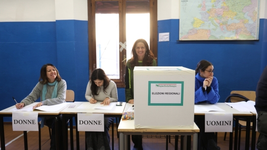 Bologna, Italia - Cronaca - 17 Novembre 2024 - Elezioni per nuovo presidente regione Emilia Romagna - un seggio - (Photo Michele Nucci / LaPresse)  News - Bologna, Italy - November 17, 2024 - Elections for new president of Emilia Romagna region - one seat - (Photo Michele Nucci / LaPresse) - 171124 - Bologna - Elezioni regionali - generiche seggi 2 - fotografo: michele nucci