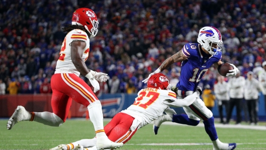 ORCHARD PARK, NEW YORK - NOVEMBER 17: Chamarri Conner #27 of the Kansas City Chiefs tackles Khalil Shakir #10 of the Buffalo Bills during the second quarter at Highmark Stadium on November 17, 2024 in Orchard Park, New York.   Bryan M. Bennett/Getty Images/AFP (Photo by Bryan M. Bennett / GETTY IMAGES NORTH AMERICA / Getty Images via AFP)