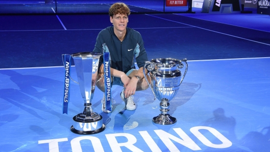 Italy's Jannik Sinner lifts the trophy after winning the final against USA's Taylor Fritz at the ATP Finals tennis tournament in Turin, Italy, 17 November 2024. ANSA/ALESSANDRO DI MARCO