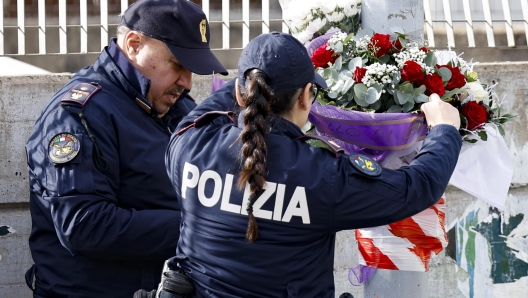 Alcuni agenti di Polizia sistemano dei fiori sul luogo di un incidente tra due volanti della polizia nel quartiere Monte Mario, in via dei Monfortani, Roma, 18 novembre 2024. Un poliziotto di 32 anni è morto e altri due colleghi sono rimasti feriti. ANSA/FABIO FRUSTACI