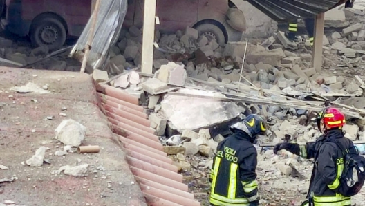 Vigili del fuoco al lavoro ad Ercolano (Napoli) dove una forte esplosione, verificata in uno stabile di via Patacca, ha provocato almeno due morti, 18  novembre 2024. Ci sono anche dei dispersi. ANSA/NPK