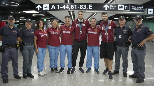 Accoglienza festosa, con applausi, abbracci e foto, all'aeroporto di Fiumicino, per la 17enne Manila Esposito, medaglia di bronzo nella ginnastica artistica specialità della trave ed argento a squadre, e per la squadra maschile Argento nel fioretto, con Guillaume Bianchi, Filippo Macchi, Tommaso Marini, 06 agosto 2024. Allo sbarco al gate un mazzo di fiori in omaggio per una emozionata Manila da parte dei colleghi delle Fiamme Oro, che hanno festeggiato anche Marini e Macchi, mentre il gruppo sportivo Fiamme Gialle ha accolto calorosamente Bianchi. Sullo stesso volo e' tornata anche la beacher Marta Menegatti. ANSA/UFFICIO STAMPA POLIZIA +++ ANSA PROVIDES ACCESS TO THIS HANDOUT PHOTO TO BE USED SOLELY TO ILLUSTRATE NEWS REPORTING OR COMMENTARY ON THE FACTS OR EVENTS DEPICTED IN THIS IMAGE; NO ARCHIVING; NO LICENSING +++ NPK +++