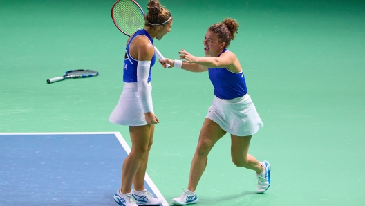 MALAGA, SPAIN - NOVEMBER 18: Jasmine Paolini of Team Italy and Sara Errani of Team Italy celebrate after winning the Semi-Final doubles tie between Poland and Italy during the Billie Jean King Cup Finals at Palacio de Deportes Jose Maria Martin Carpena on November 18, 2024 in Malaga, Spain. (Photo by Fran Santiago/Getty Images for ITF)