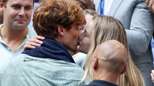 NEW YORK, NEW YORK - SEPTEMBER 08: Jannik Sinner of Italy celebrates with his girlfriend Anna Kalinskaya after defeating Taylor Fritz of the United States to win the Men's Singles Final on Day Fourteen of the 2024 US Open at USTA Billie Jean King National Tennis Center on September 08, 2024 in the Flushing neighborhood of the Queens borough of New York City.   Matthew Stockman/Getty Images/AFP (Photo by MATTHEW STOCKMAN / GETTY IMAGES NORTH AMERICA / Getty Images via AFP)