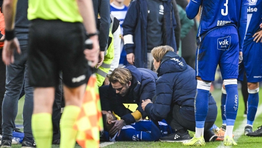 Gent's Senegalese defender #22 Noah Fadiga receives medical treatment during the Belgian "Pro League" First Division football match between KAA Gent and Standard de Liege at Ghelamco Arena in Ghent on November 10, 2024. (Photo by Tom Goyvaerts / BELGA / AFP) / Belgium OUT