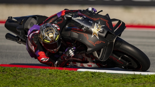 epa11729422 Spanish MotoGP rider Jorge Martin of Aprilia Racing team in action during the training session of the Official Barcelona Test for the 2025 season, at Montmelo racetrack in Barcelona, Spain, 19 November 2024.  EPA/Alejandro Garcia