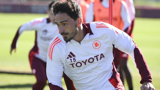 ROME, ITALY - NOVEMBER 15: AS Roma player Mats Hummels during training session at Centro Sportivo Fulvio Bernardini on November 15, 2024 in Rome, Italy.  (Photo by Luciano Rossi/AS Roma via Getty Images)