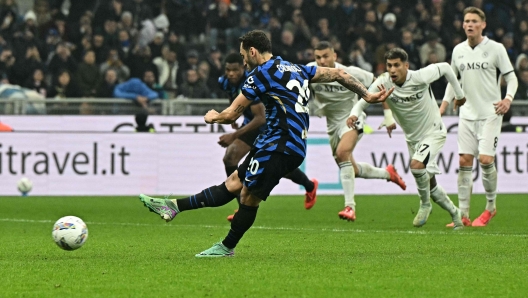 Inter Milan's Turkish midfielder #20 Hakan Calhanoglu fails to score a penalty during the Italian Serie A football match between Inter Milan and Napoli at San Siro stadium in Milan, on November 10, 2023. (Photo by Gabriel BOUYS / AFP)