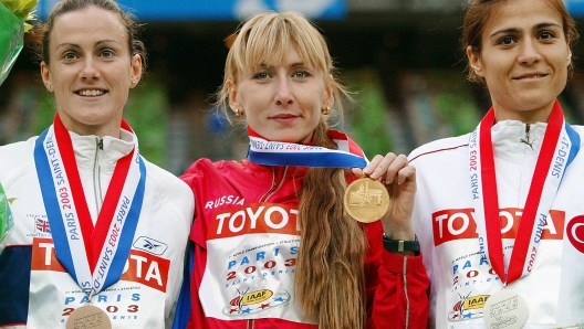 Women's 1500m gold winner Tatyana Tomashova of Russia (C), silver winner Sureyya Ayhan (R) of Turkey and bronze winner Hayley Tullelt of Great Britain pose on the podium, 31 August 2003 during the 9th IAAF World Athletics Championships at the Stade de France in Saint-Denis, outside Paris. AFP PHOTO FRANCK FIFE