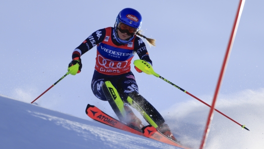 United States' Mikaela Shiffrin speeds down the course during an alpine ski, women's World Cup slalom, in Gurgl, Austria, Saturday, Nov. 23, 2024. (AP Photo/Giovanni Maria Pizzato)