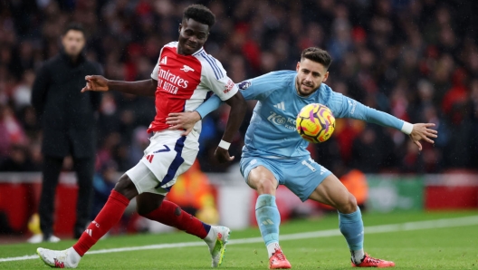 LONDON, ENGLAND - NOVEMBER 23: Bukayo Saka of Arsenal battles for possession with Alex Moreno of Nottingham Forest  during the Premier League match between Arsenal FC and Nottingham Forest FC at Emirates Stadium on November 23, 2024 in London, England. (Photo by Alex Pantling/Getty Images)