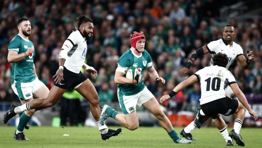 Ireland's Josh van der Flier, centre, runs with the ball during the Autumn Nations Series rugby union match between Ireland and Fiji, at Aviva Stadium, Dublin, Ireland, Saturday, Nov. 23, 2024. (AP Photo/Peter Morrison)