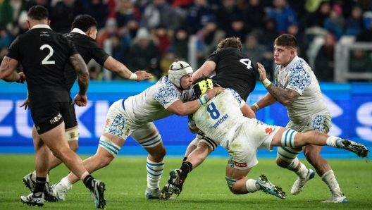 New-Zealand's lock Scott Barrett fights for the ball with Italy's flanker Ross Vintcent during the Autumn Nations Series International rugby union test match between Italy and New Zealand at the Allianz Stadium in Turin, Italy - News - Saturday, November 23, 2024. (Photo by Marco Alpozzi/Lapresse)