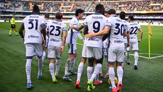 VERONA, ITALY - NOVEMBER 23:  Marcus Thuram of FC Internazionale celebrates with team-mates after scoring the goal during the Serie A match between Verona and FC Internazionale at Stadio Marcantonio Bentegodi on November 23, 2024 in Verona, Italy. (Photo by Mattia Ozbot - Inter/Inter via Getty Images)