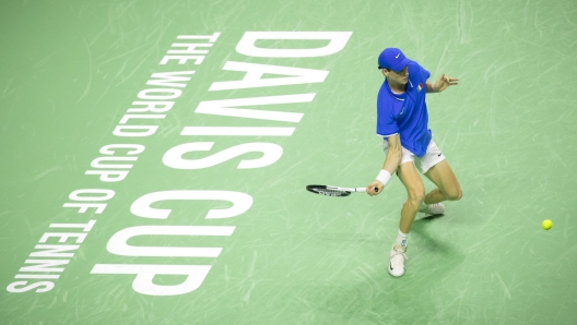 epa11736872 Jannik Sinner of Italy in action against Alex de Minaur of Australia during the Davis Cup semi-final between Italy and Australia played at Jose Maria Martin Carpena arena in Malaga, Spain, 23 November 2024.  EPA/Alvaro Cabrera