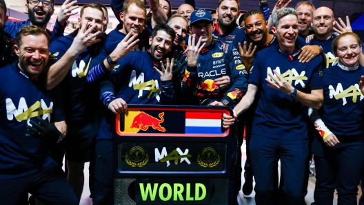 LAS VEGAS, NEVADA - NOVEMBER 23: 2024 F1 World Drivers Champion Max Verstappen of the Netherlands and Oracle Red Bull Racing celebrates with his team after the F1 Grand Prix of Las Vegas at Las Vegas Strip Circuit on November 23, 2024 in Las Vegas, Nevada.   Mark Thompson/Getty Images/AFP (Photo by Mark Thompson / GETTY IMAGES NORTH AMERICA / Getty Images via AFP)