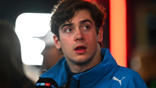 LAS VEGAS, NEVADA - NOVEMBER 23: Fourteenth placed Franco Colapinto of Argentina and Williams talks to the media in the Paddock after the F1 Grand Prix of Las Vegas at Las Vegas Strip Circuit on November 23, 2024 in Las Vegas, Nevada.   Rudy Carezzevoli/Getty Images/AFP (Photo by Rudy Carezzevoli / GETTY IMAGES NORTH AMERICA / Getty Images via AFP)