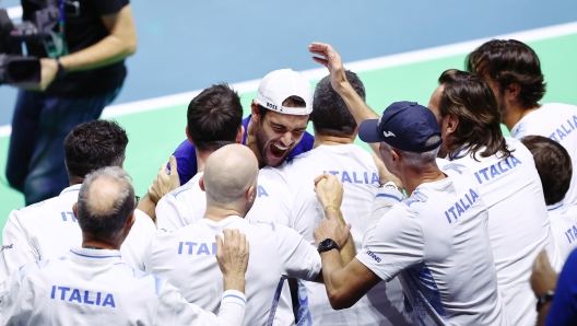 MALAGA, SPAIN - NOVEMBER 23: Matteo Berrettini of Team Italy celebrates with his team after winning the singles match against Thanasi Kokkinakis of Team Australia in the semifinal tie between Italy and Australia during the Davis Cup Finals at Palacio de Deportes Jose Maria Martin Carpena on November 23, 2024 in Malaga, Spain. (Photo by Matt McNulty/Getty Images for ITF)