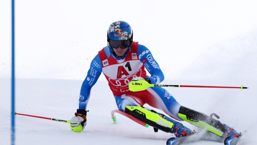 epa11737894 Clement Noel of France in action during the first run of the Men's Slalom race of the FIS Alpine Skiing World Cup in Gurgl, Austria, 24 November 2024.  EPA/ANNA SZILAGYI