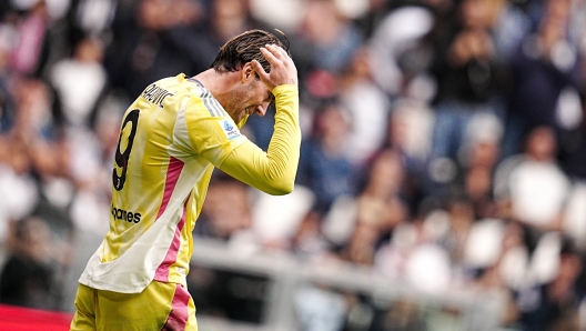 Juventus\' Dusan Vlahovic reacts after missing a scoring chance  during the Serie A soccer match between Juventus and Cagliari at the Allianz Stadium in Turin, north west Italy - Sunday, October 06, 2024. Sport - Soccer . (Photo by Marco Alpozzi/Lapresse)