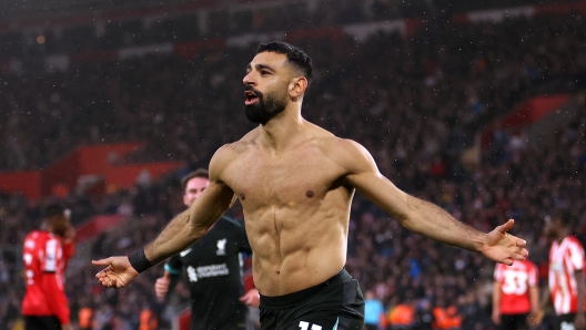 SOUTHAMPTON, ENGLAND - NOVEMBER 24: Mohamed Salah of Liverpool celebrates scoring his team's third goal during the Premier League match between Southampton FC and Liverpool FC at St Mary's Stadium on November 24, 2024 in Southampton, England. (Photo by Michael Steele/Getty Images)