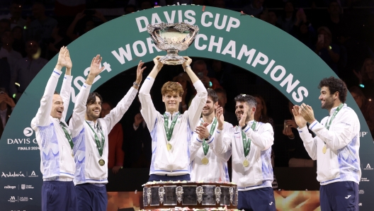 MALAGA, SPAIN - NOVEMBER 24: (L-R) Filippo Volandri, Jannik Sinner, Lorenzo Musetti, Matteo Berrettini, Andrea Vavassori and Simone Bolelli of Italy lift the Davis Cup Trophy after their teams victory during the Davis Cup Final match against Netherlands during the Davis Cup Finals at Palacio de Deportes Jose Maria Martin Carpena on November 24, 2024 in Malaga, Spain. (Photo by Clive Brunskill/Getty Images for ITF)