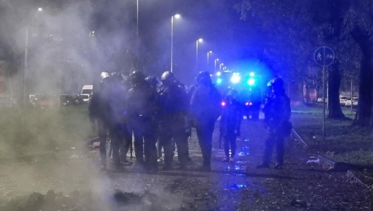 Un filobus della linea 93 dato alle fiamme nel quartiere Corvetto a Milano, Italia, 26 Novembre 2024. Notte di tensione al Corvetto, quartiere periferico di Milano, dove un centinaio di giovani hanno protestato, come ieri nel quartiere e il giorno prima in un'arteria stradale vicina, per la morte di Ramy Elgaml deceduto in un incidente stradale nella notte fra sabato e domenica in scooter durante un inseguimento dei carabinieri.  A line 93 trolleybus set on fire in the Corvetto neighborhood in Milan, Italy, 26 November 2024. Night of tension in Corvetto, a suburban neighborhood of Milan, where about a hundred young people protested, like yesterday in the neighborhood and the day before in a nearby road, for the death of Ramy Elgaml who died in a road accident on the night between Saturday and Sunday on a scooter during a chase by the Carabinieri police.  Ansa/Andrea Fasani