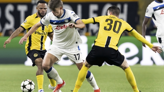 Young Boys' Meschack Elia, left, and Sandro Lauper, right, challenge for the ball with Atalanta's Charles De Ketelaere, center, during the UEFA Champions League opening phase soccer match between BSC Young Boys and Atalanta BC in Bern, Switzerland, Tuesday, Nov. 26, 2024. (Anthony Anex/Keystone via AP)