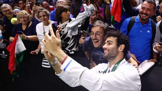 MALAGA, SPAIN - NOVEMBER 24: Matteo Berrettini of Team Italy takes a selfie with a fan following the 2024 Davis Cup Final match between Netherlands and Italy at Palacio de Deportes Jose Maria Martin Carpena on November 24, 2024 in Malaga, Spain. (Photo by Matt McNulty/Getty Images for ITF)