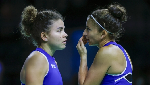 epa11728277 Italian tennis players Jasmine Paolini (L) and Sara Errani (R) during the Doubles match against Katarzyna Kawa and Iga Swiatek of Poland  during the Billie Jean King Cup semi-finals matches between Poland and Italy, in Seville, Spain, 18 November 2024.  EPA/JORGE ZAPATA