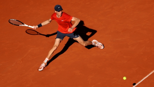 PARIS, FRANCE - JUNE 07: Jannik Sinner of Italy plays a forehand against Carlos Alcaraz of Spain during the Men's Singles Semi-Final match on Day Thirteen of the 2024 French Open at Roland Garros on June 07, 2024 in Paris, France. (Photo by Dan Istitene/Getty Images)