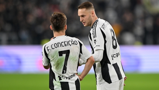 TURIN, ITALY - OCTOBER 30: Teun Koopmeiners of Juventus speaks with his teammate Francisco Conceicao during the Serie A match between Juventus and Parma at Juventus Stadium on October 30, 2024 in Turin, Italy. (Photo by Chris Ricco - Juventus FC/Juventus FC via Getty Images)