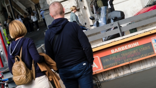 mezzi pubblici totalmente assenti a causa delle sciopero nazionale di 24h senza fasce di garanzia del trasporto pubblico locale. Roma, Venerdì 08 Novembre 2024 (foto Mauro Scrobogna / LaPresse)   public transport totally absent due to the 24h national strike without guaranteed time slots for local public transport. Rome, Friday November 08, 2024. (Photo by Mauro Scrobogna / LaPresse)