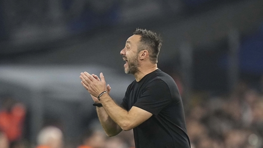 Marseille's head coach Roberto De Zerbi applaud during the League One soccer match between Marseille and Paris Saint-Germain, Sunday, Oct. 27, 2024 at the Velodrome stadium in Marseille, southern France. (AP Photo/Laurent Cipriani)