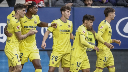 epa11738437 Villarreal's Gerard Moreno (L) celebrates with teammates after scoring against Osasuna during their LaLiga game at El Sadar Stadium, in Pamplona, Navarra, northern Spain, 24 November 2024.  EPA/Jesus Diges