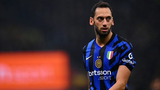 MILAN, ITALY - NOVEMBER 10: Hakan Calhanoglu of FC Internazionale, in action, looks on during the Serie A match between FC Internazionale and Napoli at Stadio Giuseppe Meazza on November 10, 2024 in Milan, Italy. (Photo by Mattia Ozbot - Inter/Inter via Getty Images)