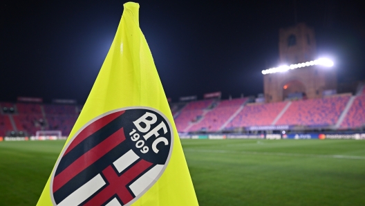 BOLOGNA, ITALY - NOVEMBER 27: A detailed view of a corner flag featuring the emblem of Bologna FC 1909 can be seen on the inside of the stadium prior to the UEFA Champions League 2024/25 League Phase MD5 match between Bologna FC 1909 and LOSC Lille at Stadio Renato Dall'Ara on November 27, 2024 in Bologna, Italy. (Photo by Alessandro Sabattini/Getty Images)