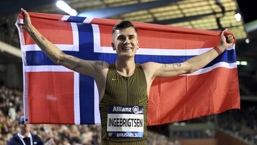 Jakob Ingebrigtsen, of Norway, celebrates after winning the men's 1500 meters during the Diamond League final 2024 athletics meet in Brussels, Friday, Sept. 13, 2024. (AP Photo/Frederic Sierakowski)