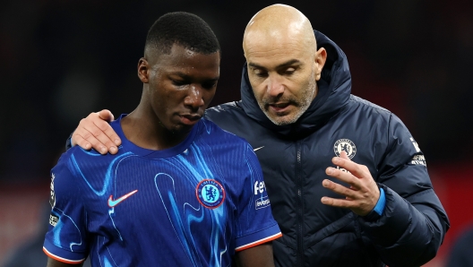 MANCHESTER, ENGLAND - NOVEMBER 03: Enzo Maresca, Manager of Chelsea, speaks to Moises Caicedo at the end of the Premier League match between Manchester United FC and Chelsea FC at Old Trafford on November 03, 2024 in Manchester, England. (Photo by Carl Recine/Getty Images)