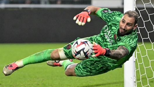 Paris Saint-Germain's Italian goalkeeper #01 Gianluigi Donnarumma makes a save during the French L1 football match between SCO Angers and Paris Saint-Germain (PSG) at The Raymond-Kopa Stadium in Angers, western France, on November 9, 2024. (Photo by Damien MEYER / AFP)