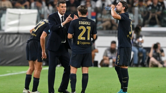 TURIN, ITALY - SEPTEMBER 01:  Thiago Motta, Head Coach of Juventus, gives instructions to Nicolo Fagioli of Juventus during the Serie A match between Juventus and AS Roma at Allianz Stadium on September 01, 2024 in Turin, Italy. (Photo by Chris Ricco/Getty Images)