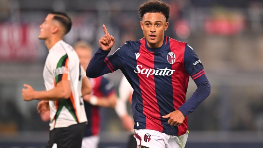 BOLOGNA, ITALY - NOVEMBER 30: Dan Ndoye of Bologna celebrates scoring his team's first goal during the Serie A match between Bologna and Venezia at Stadio Renato Dall'Ara on November 30, 2024 in Bologna, Italy. (Photo by Alessandro Sabattini/Getty Images)