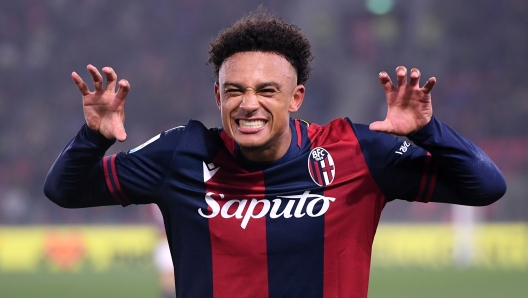 BOLOGNA, ITALY - NOVEMBER 30: Dan Ndoye of Bologna celebrates scoring his team's first goal during the Serie A match between Bologna and Venezia at Stadio Renato Dall'Ara on November 30, 2024 in Bologna, Italy. (Photo by Alessandro Sabattini/Getty Images)