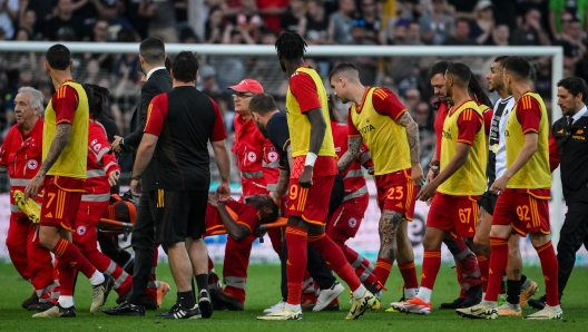 UDINE, ITALY - APRIL 14: Evan Ndicka of AS Roma injured during the Serie A TIM match between Udinese Calcio and AS Roma at Dacia Arena on April 14, 2024 in Udine, Italy. (Photo by Fabio Rossi/AS Roma via Getty Images) (Photo by Fabio Rossi/AS Roma via Getty Images)