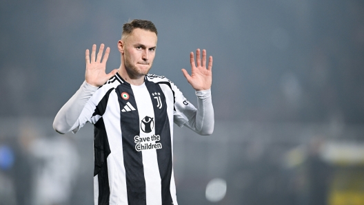 LECCE, ITALY - DECEMBER 1: Teun Koopmeiners of Juventus during the Serie A match between Lecce and Juventus at Stadio Via del Mare on December 1, 2024 in Lecce, Italy. (Photo by Daniele Badolato - Juventus FC/Juventus FC via Getty Images)